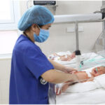 Thành công phẫu thuật nội soi tắc tá tràng bẩm sinh cho bé trai sơ sinh