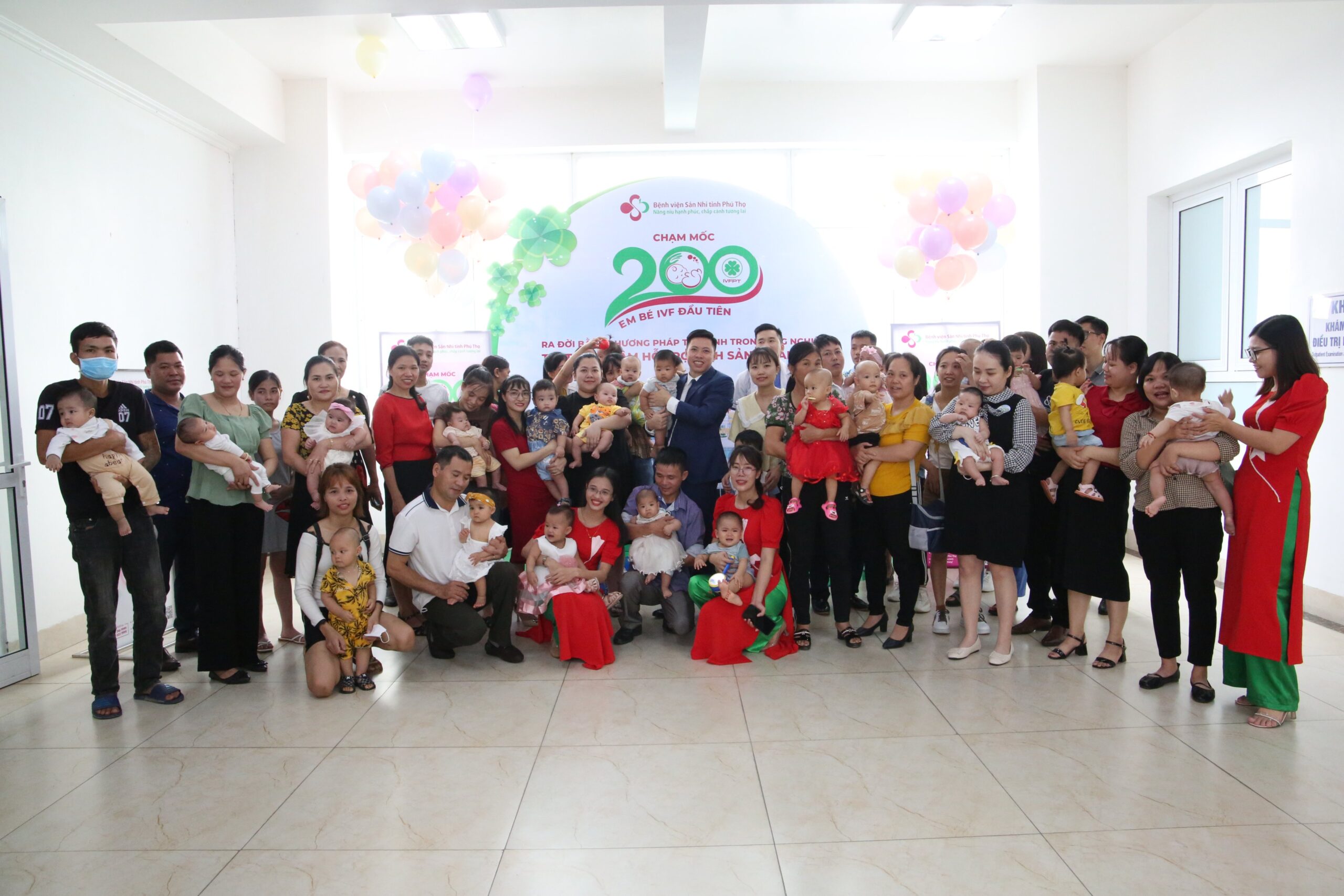 các gia đình tại sự kiện 200 em bé