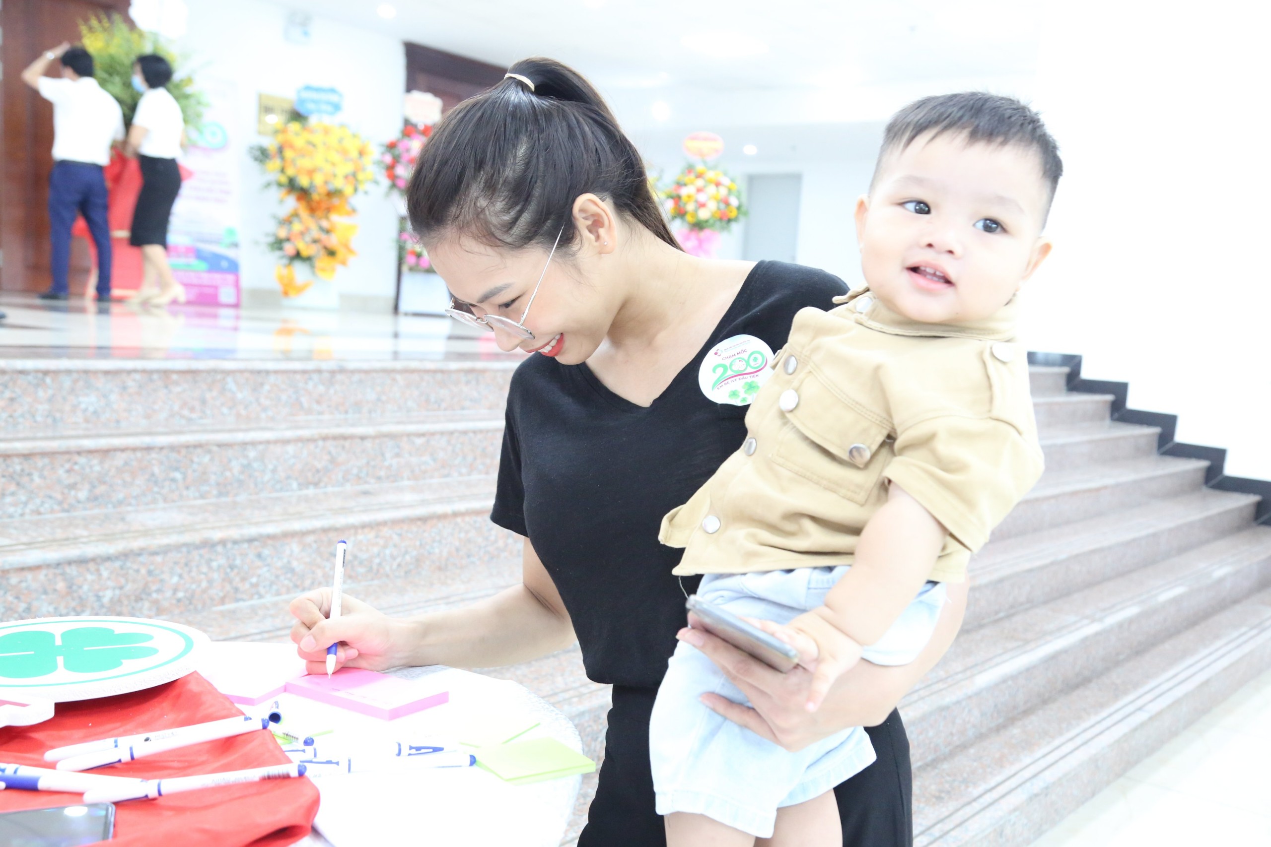 checkin tại sự kiện 200 em bé 